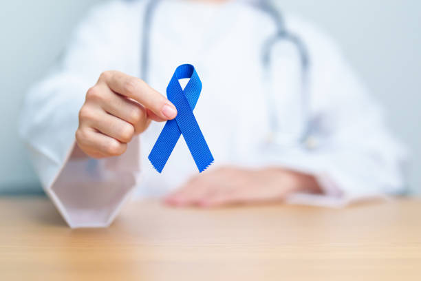 Médecin qui montre un ruban bleu